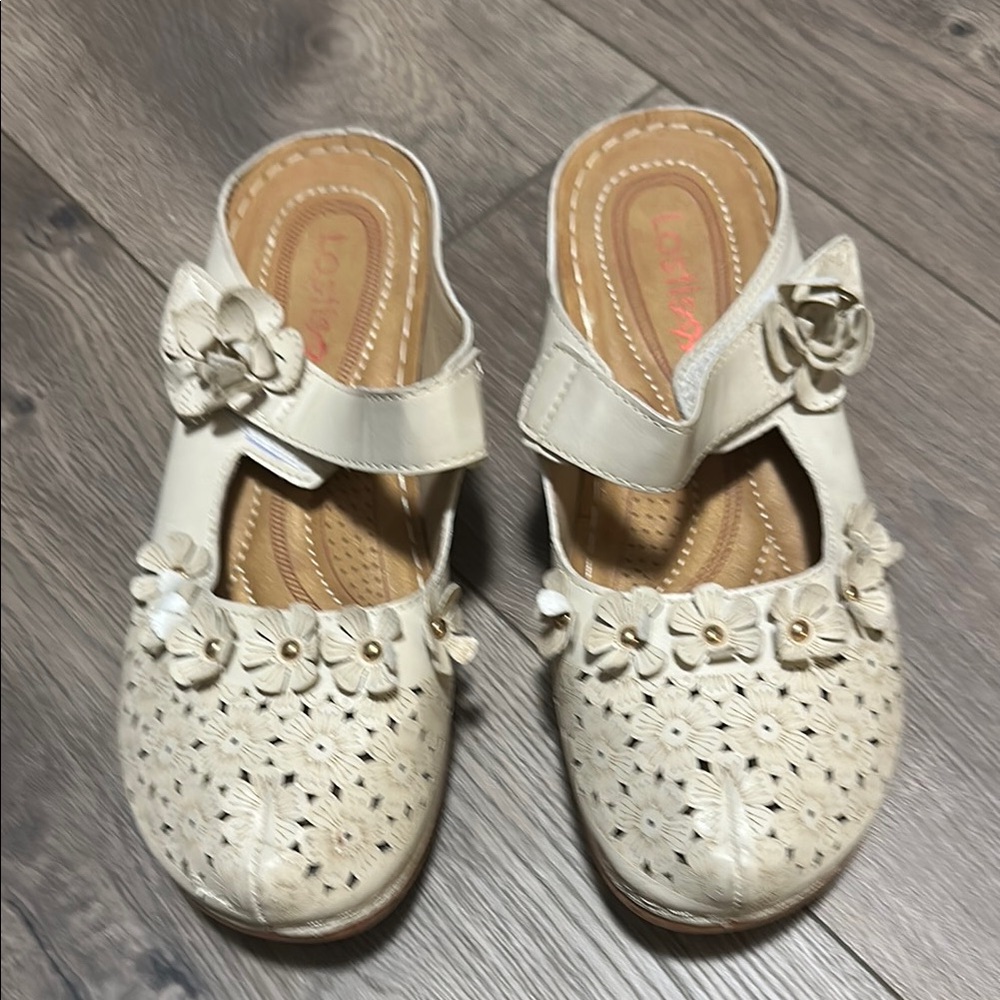 Floral Beige Sandals Clogs with Cutout Design size 7.5
